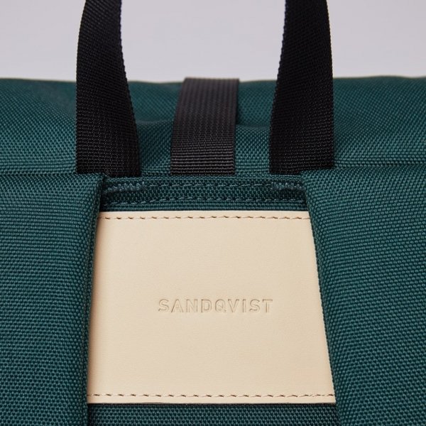 Sandqvist Ilon Backpack dark green with natural leather Laptoprugzak van Polyester