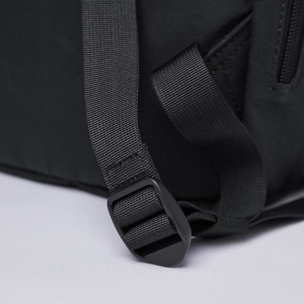 Sandqvist Kaj Backpack black with black webbing backpack van Katoen